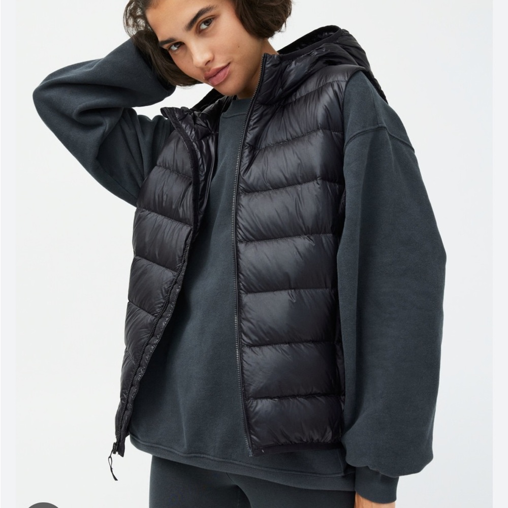 Aritzia TNA The little puff Black Puffer Vest